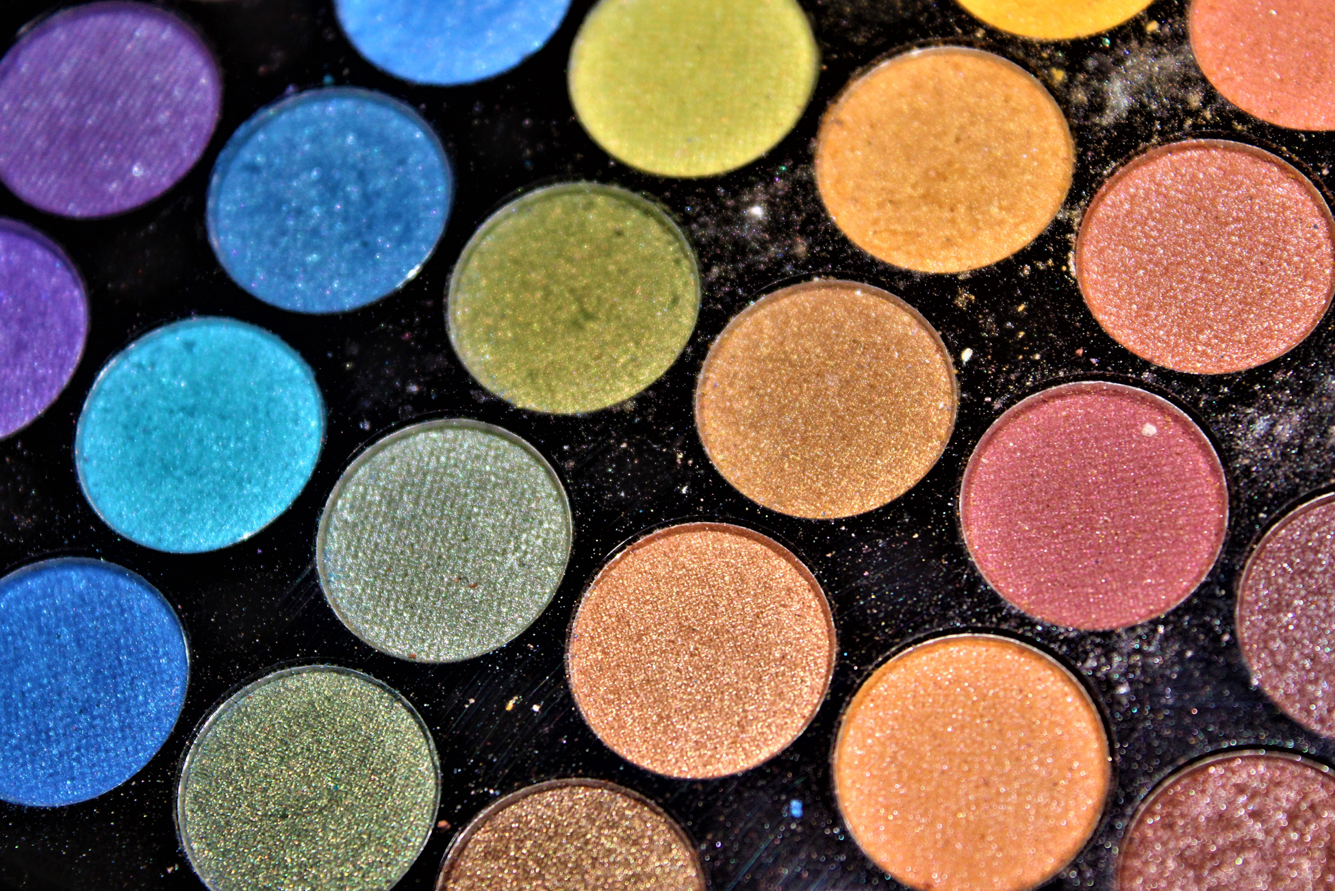 Cosmetic eyeshadow products